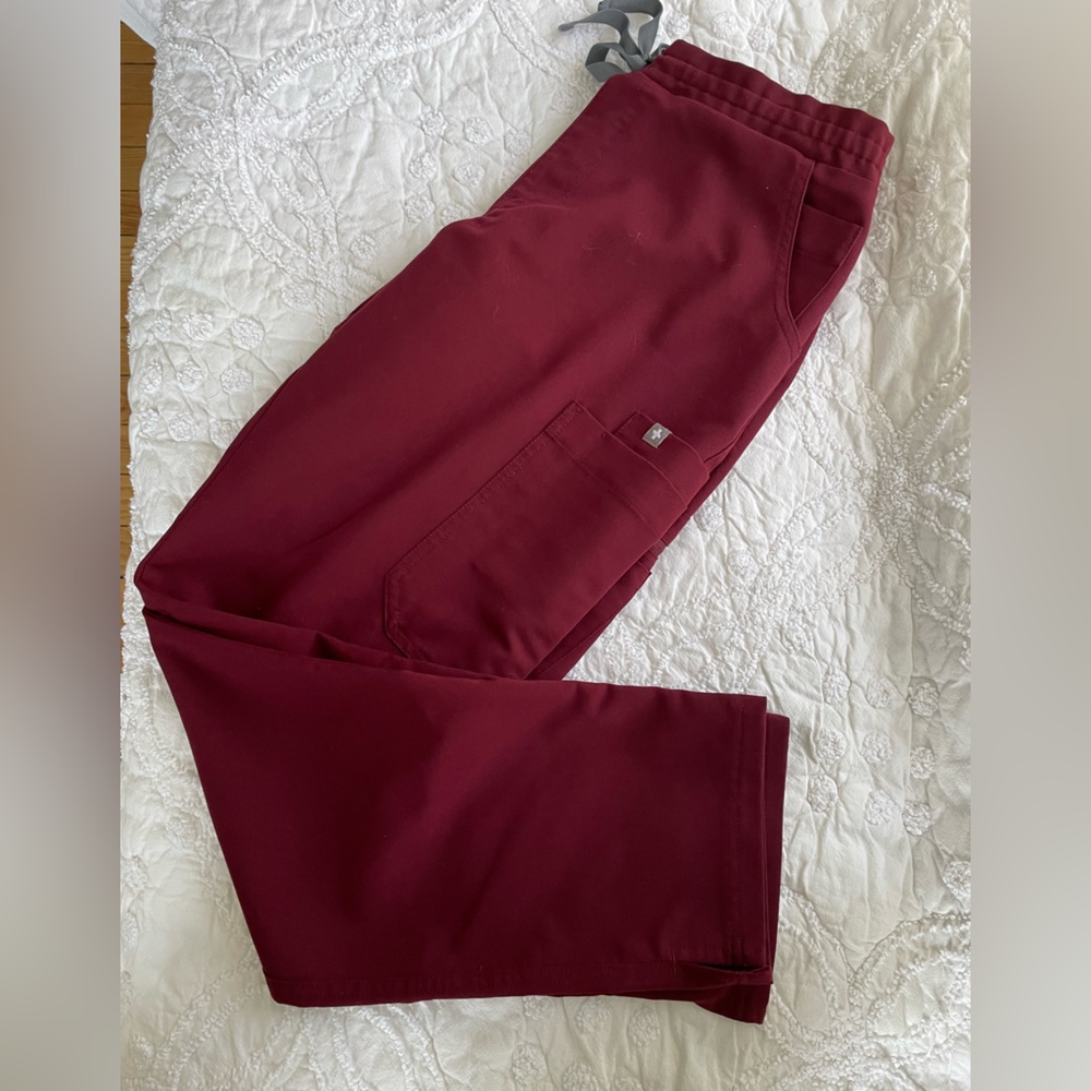 Figs Yola skinny scrub pants, size small petite in burgundy
